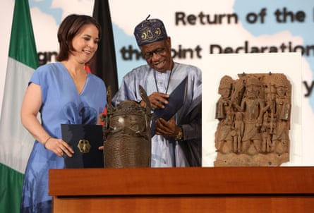 Restitution row: how Nigeria’s new home for the Benin bronzes ended up with clay replicas Layiwola ‘Lai’ Mohammed and Annalena Baerbock signing an agreement while standing next to a table with Benin bronzes on display