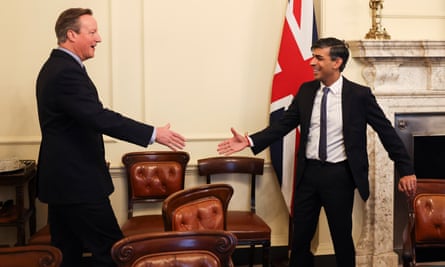 ديفيد كاميرون يتحدث مع ريشي سوناك أثناء تعيينه وزيراً للخارجية.