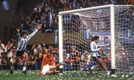 Mario Kempes scores his second.
