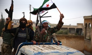 12月25日,土耳其人支持的叙利亚战斗人员在前往Manbij的途中离开他们在Jarabulus的军营后抵达边境叛乱分子控制的Qirata镇时提出反对派旗帜。