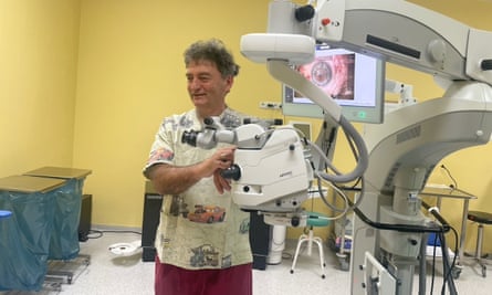 Prof Edward Wylęgała during the operation