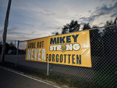 بنر زرد رنگی روی آن نوشته شده است: «مایکی قوی، رفته اما فراموش نشده است» در آتش سوزی بازگشت به خانه در دبیرستان فلورانس در ویسکانسین.