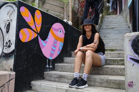 26 yaşındaki Sulay Pino, boyadığı duvar resminin yanında