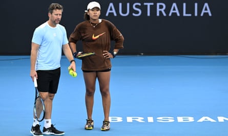 Naomi Osaka (sağda) antrenörü Wim Fissette (solda) ile 2024 Brisbane International öncesinde Queensland Tenis Merkezi'nde yapılan antrenman sırasında