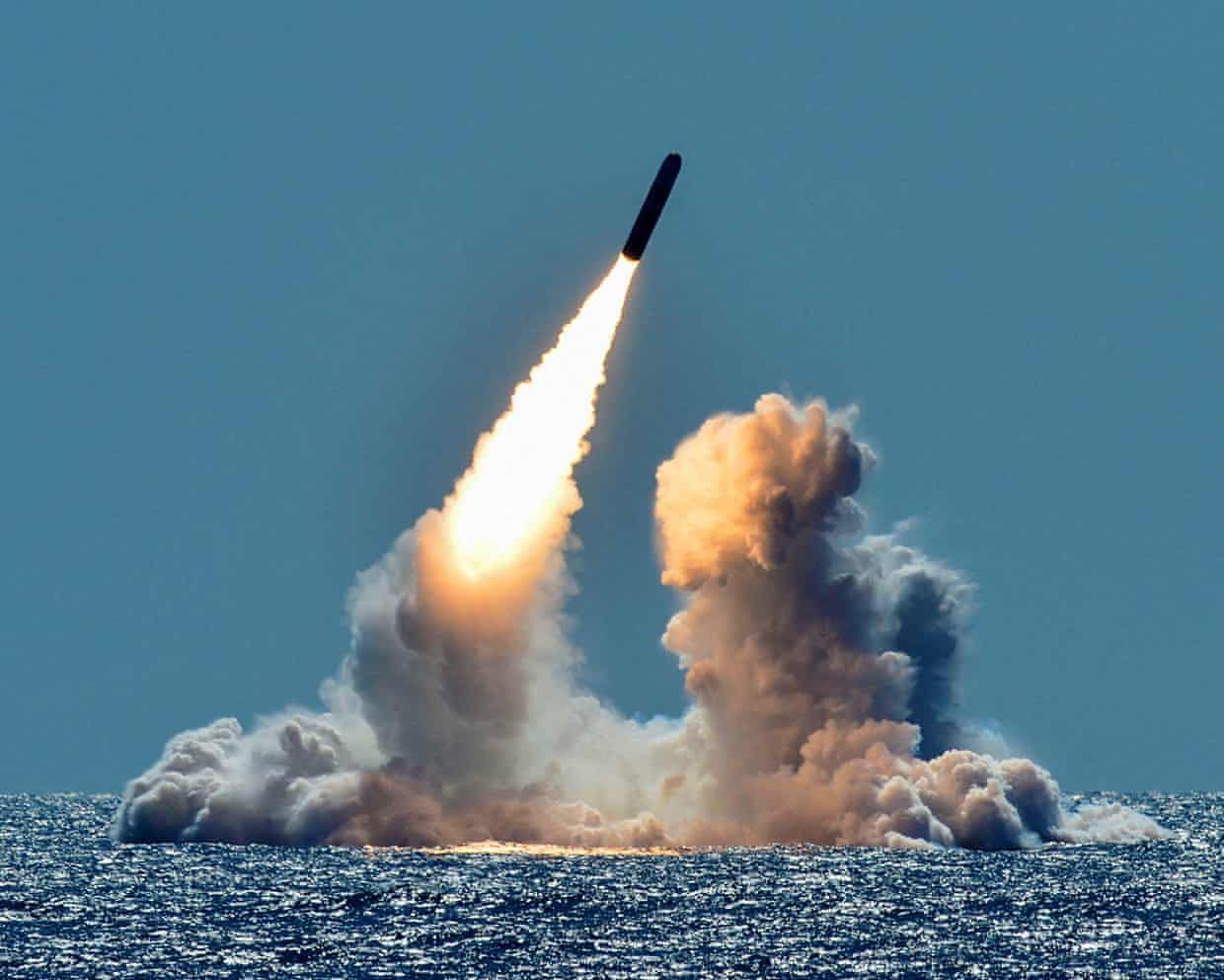 Trump ordena al Pentágono igualar a Rusia y China en las pruebas de armas nucleares. Trump ordena al Pentágono igualar a Rusia y China en las pruebas de armas nucleares.