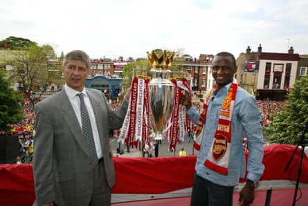 Arsène Wenger and Patrick Vieira hold the Premiership trophy at Islington town hall in 2004