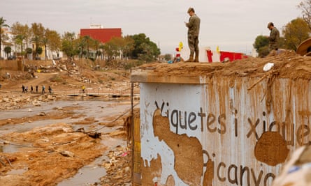 Personal militar junto al barranco de El Poyo en el municipio de Picanya, Valencia, afectado por las inundaciones