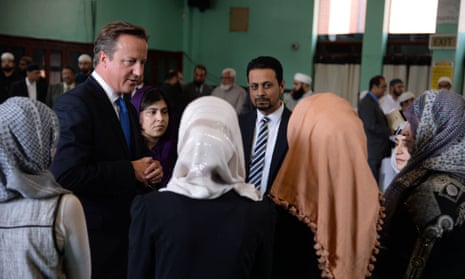 Cameron ameaça deportar mulheres muçulmanas que não saibam inglês
