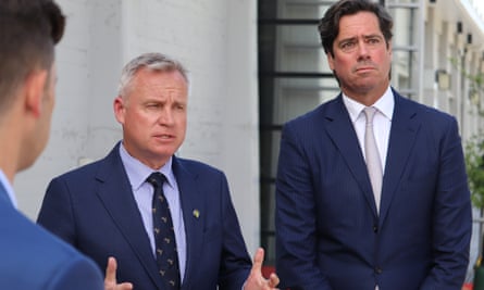 Tazmanya Başbakanı Jeremy Rockliff (solda) ve AFL patronu Gillon McLachlan (sağda) Perşembe günü Hobart'ta gazetecilere konuşuyor.