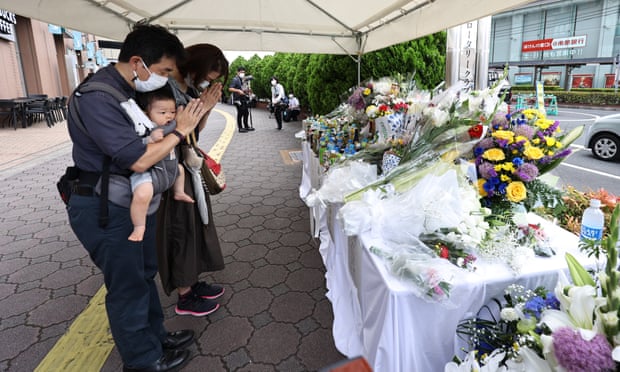 La gente ofrece flores y reza el sábado en el sitio donde Shinzo Abe fue asesinado a tiros en Nara, al oeste de Japón.