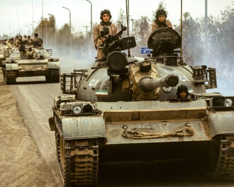 1990 के दशक के दौरान इराक के दियाला प्रांत में लाइव फायर अभ्यास के दौरान ईरान के पीपुल्स मुजाहिदीन के पुरुष और महिला सैनिकों की फ़ाइल शॉट