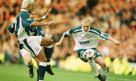 Andy Parkinson de Tranmere se enfrenta a Abel Xavier de Everton durante la victoria del trofeo en Goodison en 2001.