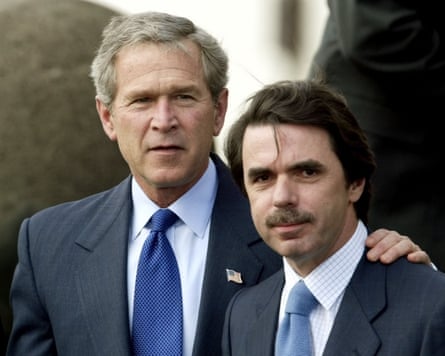 George Bush puts his arm around José María Aznar