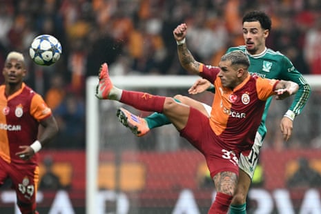 Lucas Torreira tangles with Curtis Jones.