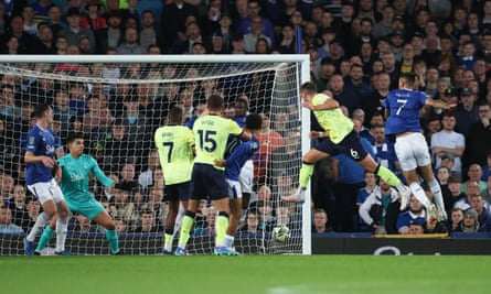 Taylor Harwood-Bellis scores Southampton’s goal against Everton