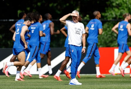 Didier Deschamps astatine France training.