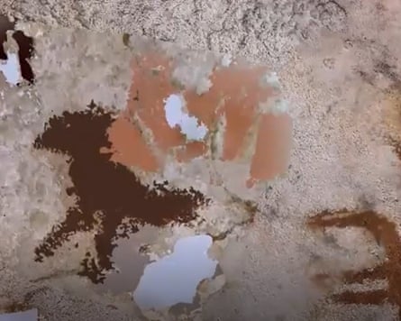 Bentuk tangan di gua Indonesia mungkin merupakan seni batu tertua yang diketahui di dunia