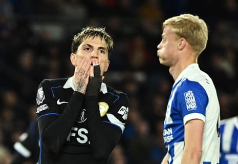 Алехандро Гарначо из «Челси» отреагировал на удар мимо ворот «Брайтона».