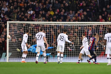 Barcelona 2-2 Manchester United: Europa League knockout round playoff, first leg – live reaction | Europa League 9 Raphinha shoots just wide.