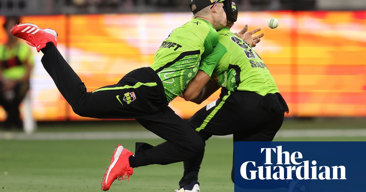 Sydney Thunder duo sent to hospital after sickening collision in BBL thriller