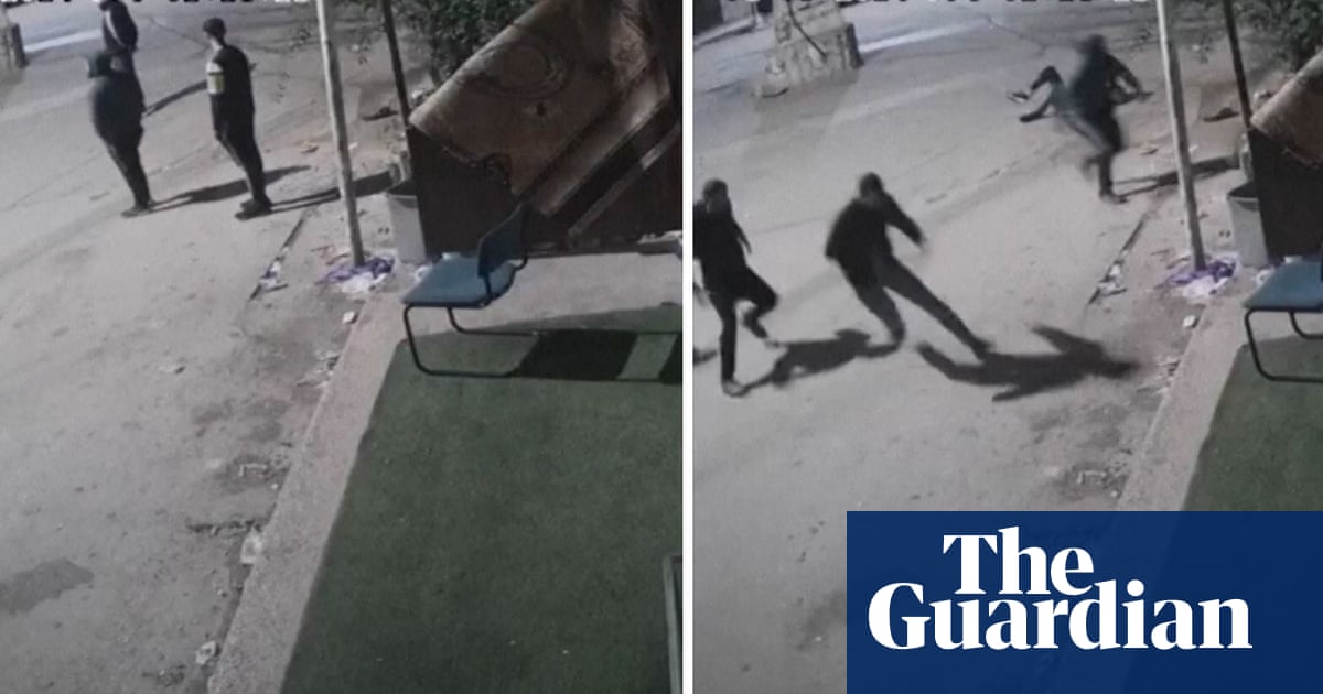 Видеоклипове на Западния бряг показват как израелски войски убиват тийнейджър и минават през тялото на мъж