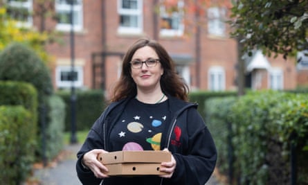 Jo Thompson travaille dans le Lincolnshire NHS et a un deuxième emploi pour une entreprise locale de livraison de pizzas.