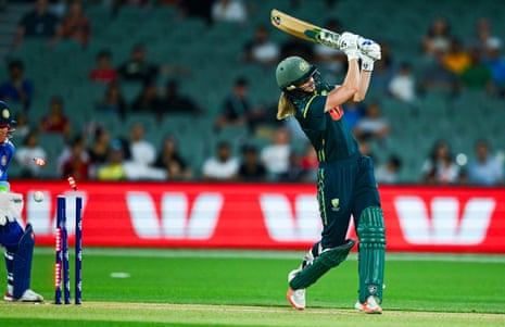 ऑस्ट्रेलिया की एलिस पेरी को श्रेयंका पाटिल ने बोल्ड किया।