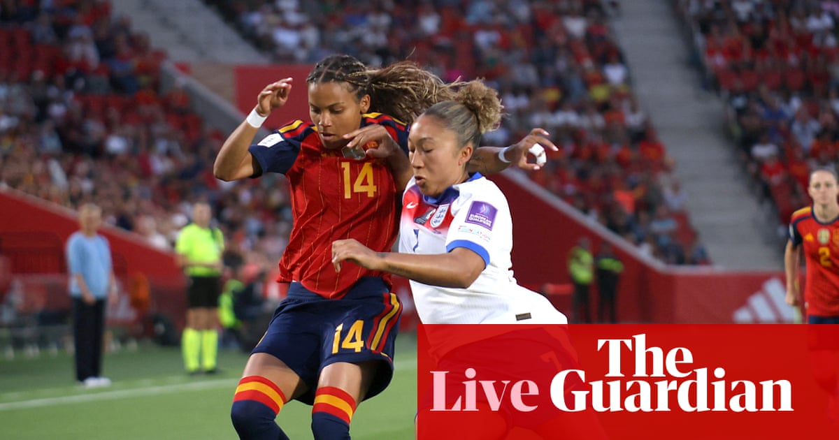 Spain and England players before kickoff