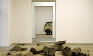 Das Ende des 20. Jahrhunderts 1983-5 (Vordergrund) und The Pack, 1969 (Hintergrund), beide von Beuys. Foto: Dan Chung für den Guardian