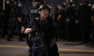 LAPD llega a arrestar a manifestantes por violaciones del toque de queda después de un día de protestas pacíficas contra la brutalidad policial en Los Ángeles, 2 de junio de 2020