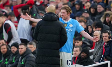 Kevin De Bruyne argues with Pep Guardiola
