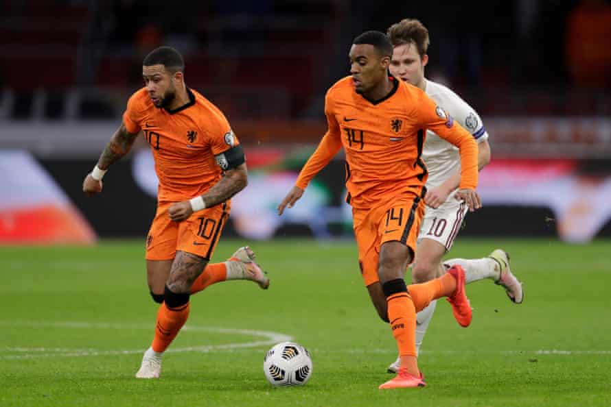 Ryan Gravenberch on the ball for the Netherlands against Latvia.