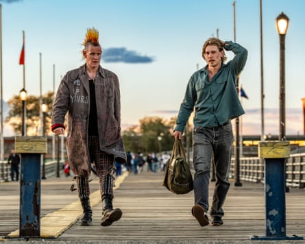 Matt Smith and Austin Butler in Caught Stealing.