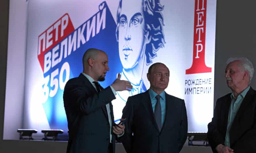 Πρόεδρος Βλαντιμίρ Πούτιν, κέντρο, σε έκθεση για την 350η επέτειο από τη γέννηση του πρώτου αυτοκράτορα της Ρωσίας, του Μεγάλου Πέτρου, στη Μόσχα