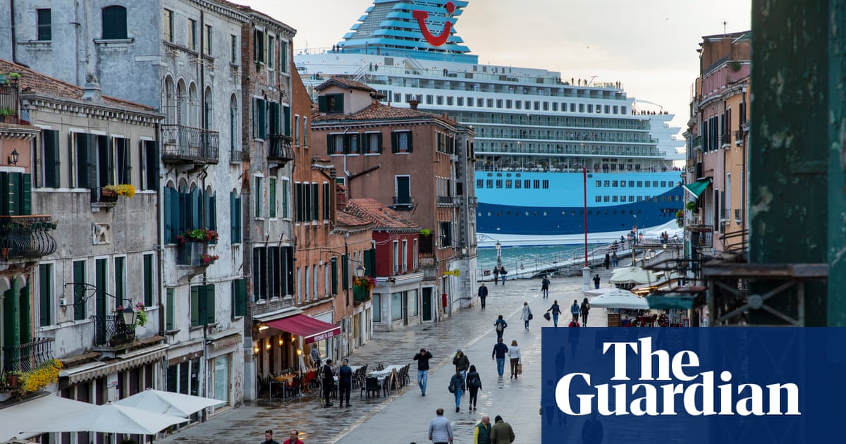 Venice mayor urges Unesco to place city on world heritage blacklist