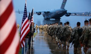 "Las animadoras que irradian los medios estadounidenses cuando discuten las maniobras militares de los Estados Unidos molestarían a los estadounidenses si cualquier otro país expresara dicha alegría, pero continúa sin autorreflexión".