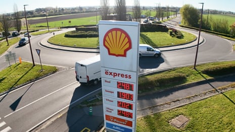 8 अप्रैल को सेंट-डेनिस-बोवेस, बेल्जियम में एक पेट्रोल स्टेशन पर ईंधन मूल्य बोर्ड पर डीजल की कीमत €2.487 प्रदर्शित होती है। आधिकारिक तौर पर डीजल की अधिकतम कीमतें बेल्जियम में रिकॉर्ड स्तर पर पहुंच गईं, डीजल (बी7) €2.489 प्रति लीटर पर सीमित हो गया, क्योंकि अंतरराष्ट्रीय तेल बाजारों में जारी अस्थिरता के बावजूद अधिकारियों ने राहत उपाय पेश नहीं किए हैं।