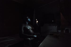 Asuma Yaw, who is a builder, waits for a call from his wife and daughter who has nearly finished college. He came to Italy to fund his daughter’s education.