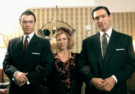 Gary and Martin Kemp as Ronald and Reggie Kray, in dark suits, flank Violet Kray played by Billie Whitelaw in a floral dress
