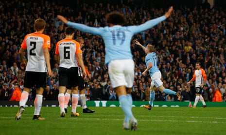 Kevin de Bruyne (No17) celebrates scoring Manchester City’s opening goal.