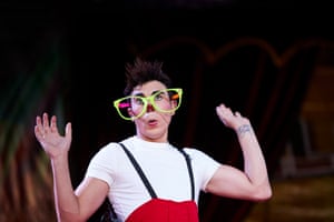 A performer in novelty glasses