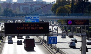 Electronic sign indicates high pollution in Madrid