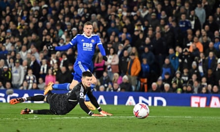Jamie Vardy mencetak gol melawan Leeds