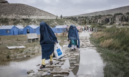 Women walking along a path near Band-e-Haibat Lake in Band-e Amir national park