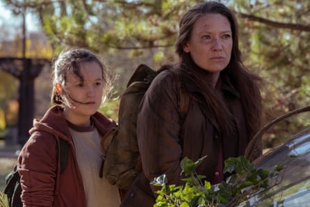 Tess (Anna Torv) and Ellie (Bella Ramsey).