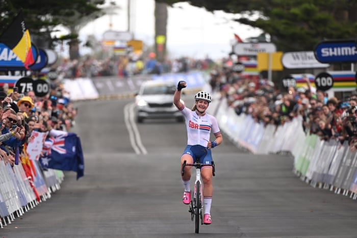 Zoe Backstedt wins the women’s junior road race at the 2022 UCI Road World Championships in Wollongong