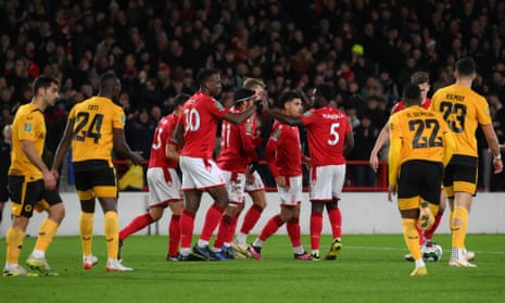 Willy Boley de Nottingham Forest (cuarto a la izquierda) celebra marcar el gol de apertura.