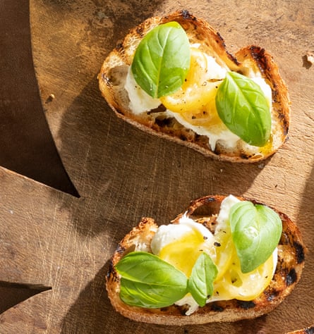 كروستيني مع الموزاريلا والليمون المحمص