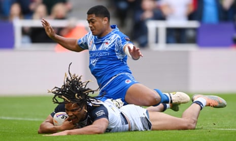 Dom Young of England touches down for his team's second try.