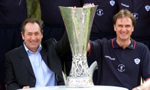 Gérard Houllier and Phil Thompson pose with the Uefa Cup after winning the final in 2001.